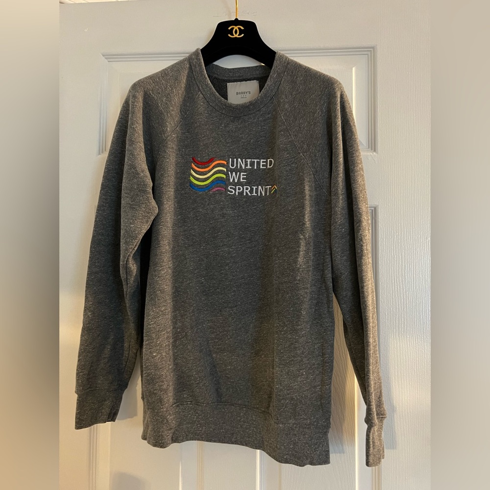 Barry’s size Medium soft gray sweatshirt United we sprint Barry’s bootcamp comfy